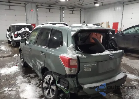 2017 Subaru Forester 2.5I Premium z USA, uszkodzony, nr VIN JF2SJAEC6HH495348